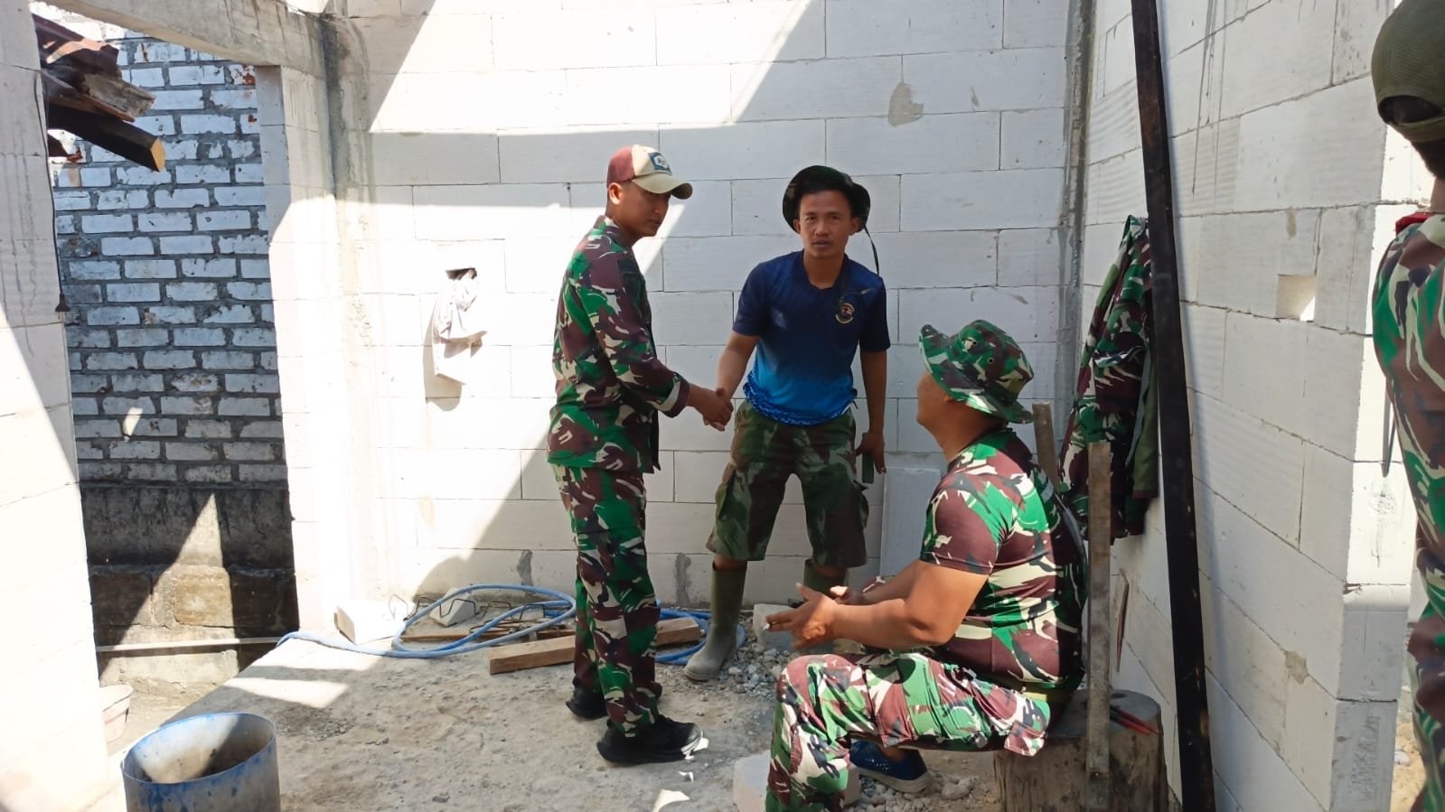 Kebersamaan Danton, Anggota, dan Warga Perkuat Semangat Gotong Royong TMMD ke-129