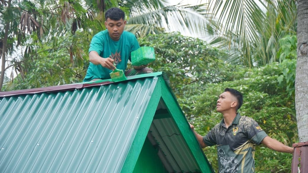 Pengecatan Lisplang dan Kamar Mandi MCK SDN Umbele, Progres TMMD Ke-129 Terus Berlanjut