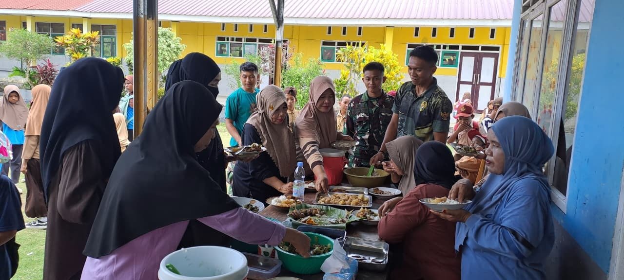 Guru SDN Umbele Siapkan Jamuan Makan sebagai Bentuk Terima Kasih kepada Satgas TMMD Ke-129