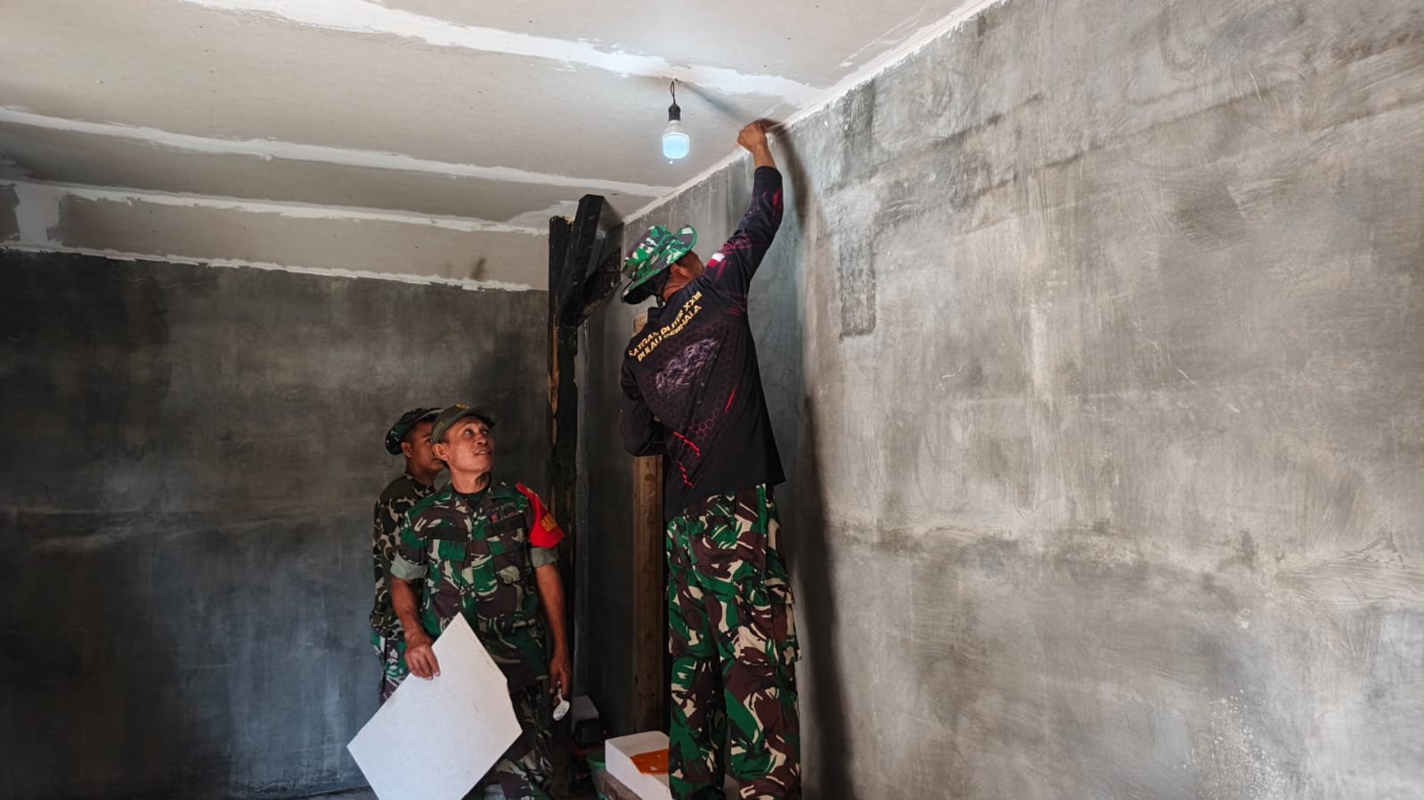 Babinsa Pastikan Kualitas Pembangunan Sasaran Fisik TMMD ke-129 Tetap Terjaga
