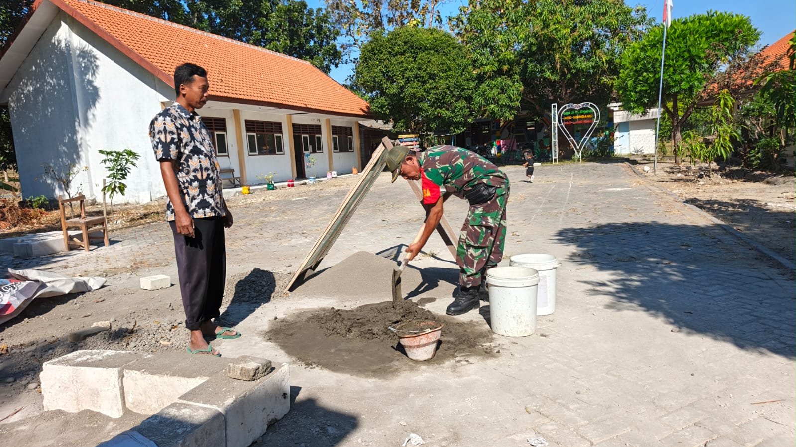 Babinsa Kawal Pelaksanaan Program Nonfisik TMMD Demi Tingkatkan Kesejahteraan Warga