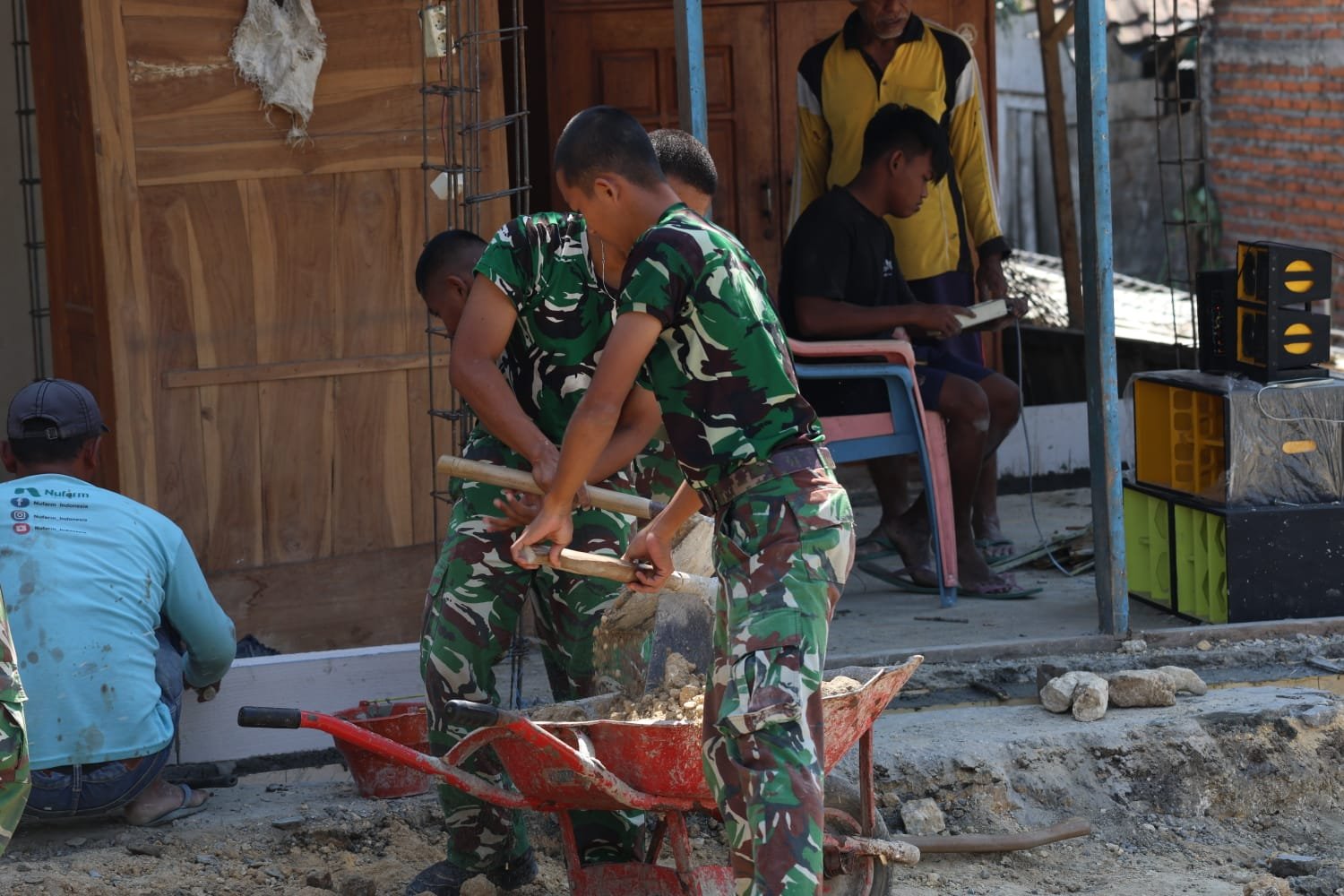 Gotong Royong Satgas TMMD dan Warga Percepat Pembangunan Rumah Bapak Bayu