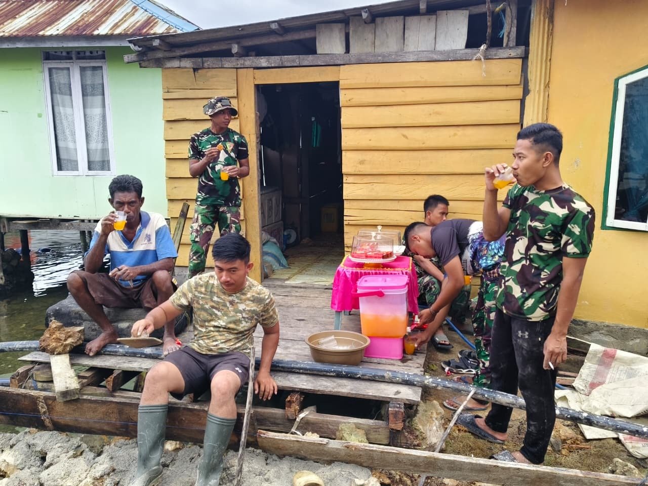Warga Desa Polewali Siapkan Minuman dan Snack untuk Personel Satgas TMMD dan Masyarakat