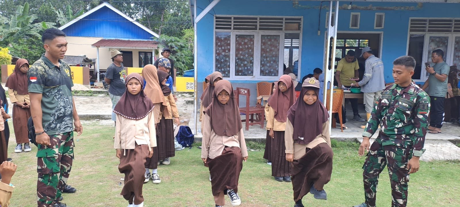 Satgas TMMD Tanamkan Wawasan Kebangsaan Melalui Pelatihan PBB di SDN Umbele