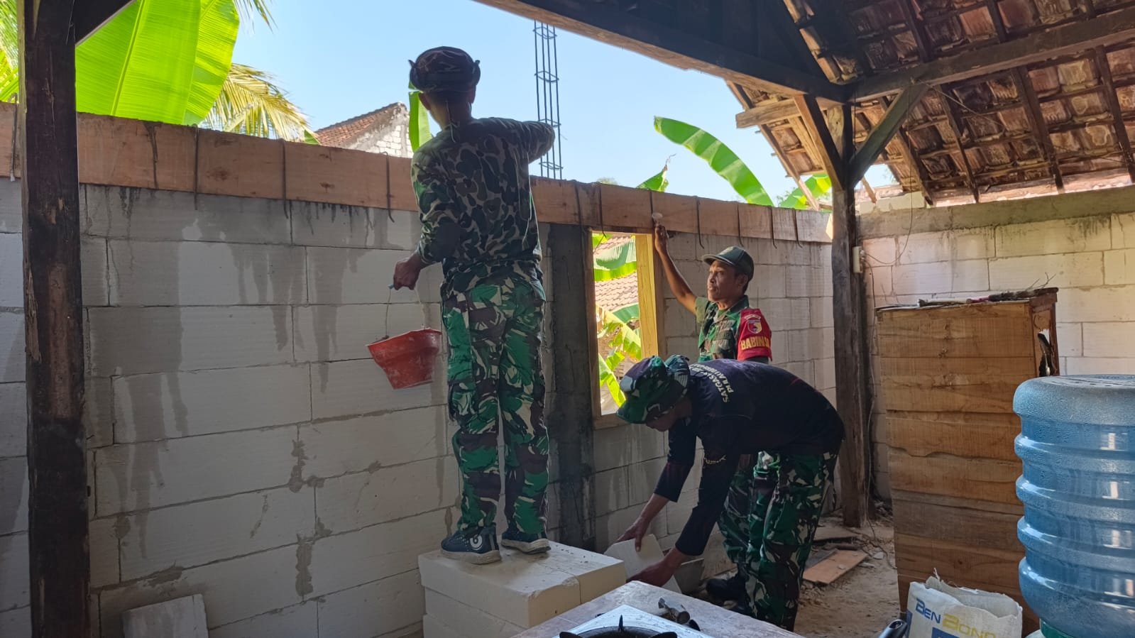 Progres Rumah Kian Terlihat, Ibu Sumiatun Sambut Harapan Baru Melalui Program TMMD