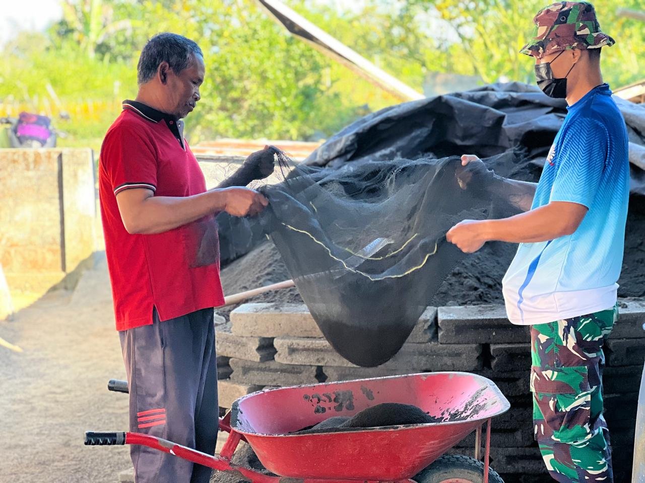 Semangat Warga Sekardadi Tak Surut, Bapak Wayan Pasta Turut Siapkan Material Plester RTLH