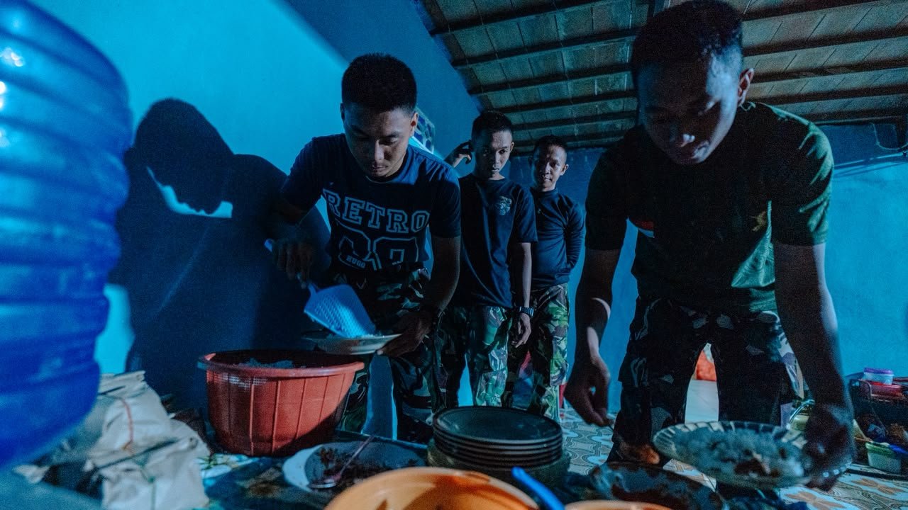 Momen Kebersamaan, Satgas TMMD Ke-129 Kodim 1404/Pinrang Nikmati Makan Malam Bersama