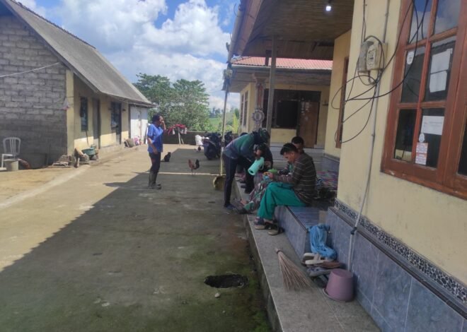 Warga Desa Sekardadi Sambut Hangat Kunjungan Satgas TMMD ke Rumah-Rumah Mereka
