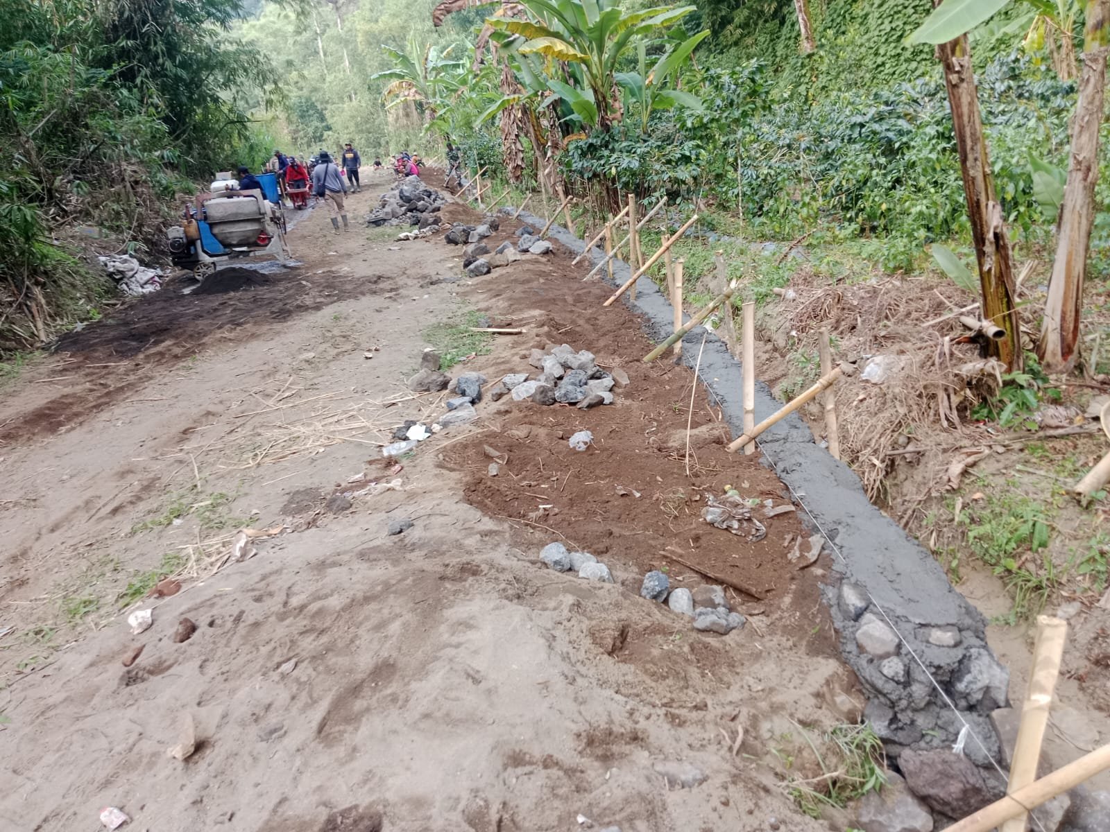 Empat DPT TMMD Ke-129 Jadi Benteng Pengaman Jalan Rabat Beton di Desa Sekardadi