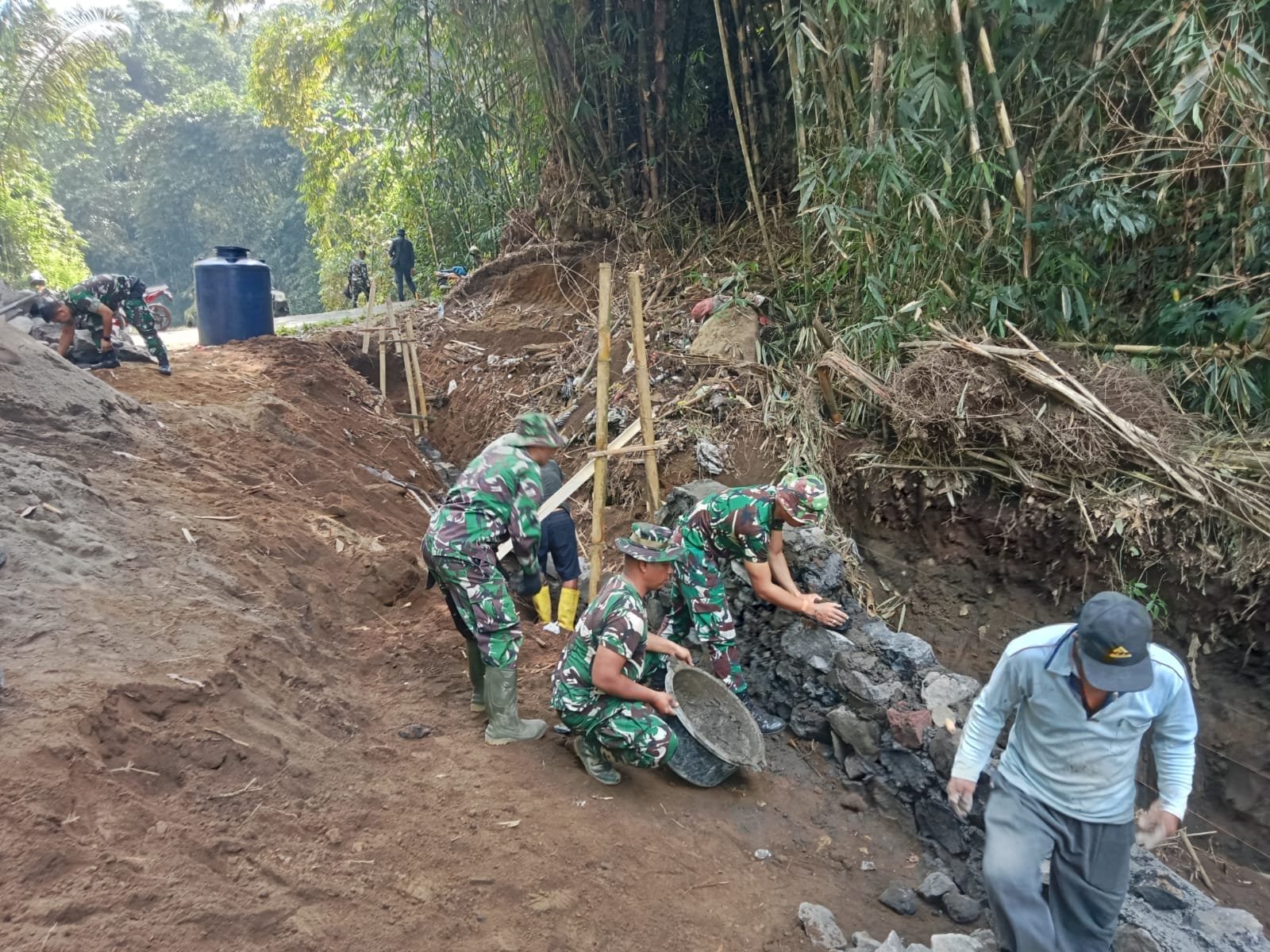 Gotong Royong TNI dan Warga Percepat Penyelesaian Empat Titik DPT TMMD Ke-129