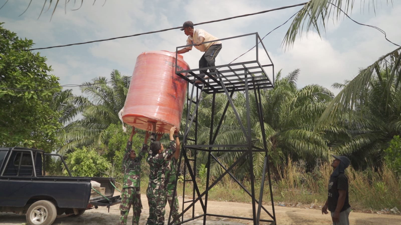 Progres Sumur Bor di Mushola Desa Deniang Hampir Rampung, Satgas TMMD 129 Kodim 0413/Bangka Pasang Tandon Air
