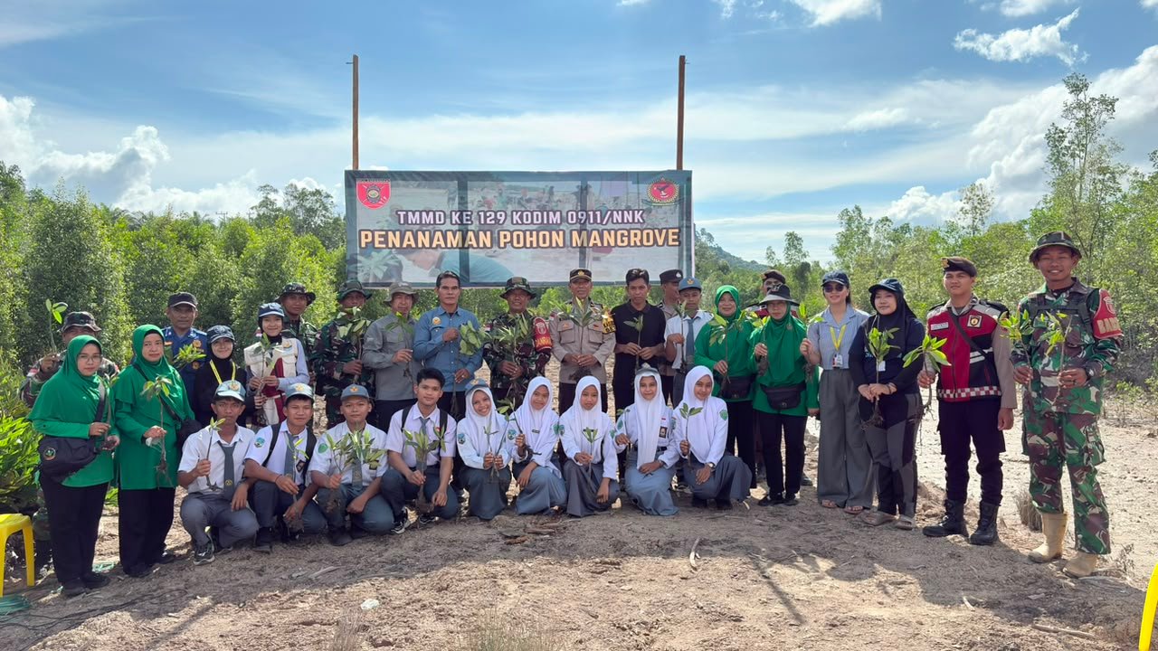 Satgas TMMD ke-129 Kodim 0911/Nunukan Bersama Warga dan Mahasiswa Tanam 160 Bibit Mangrove di Sebatik Barat