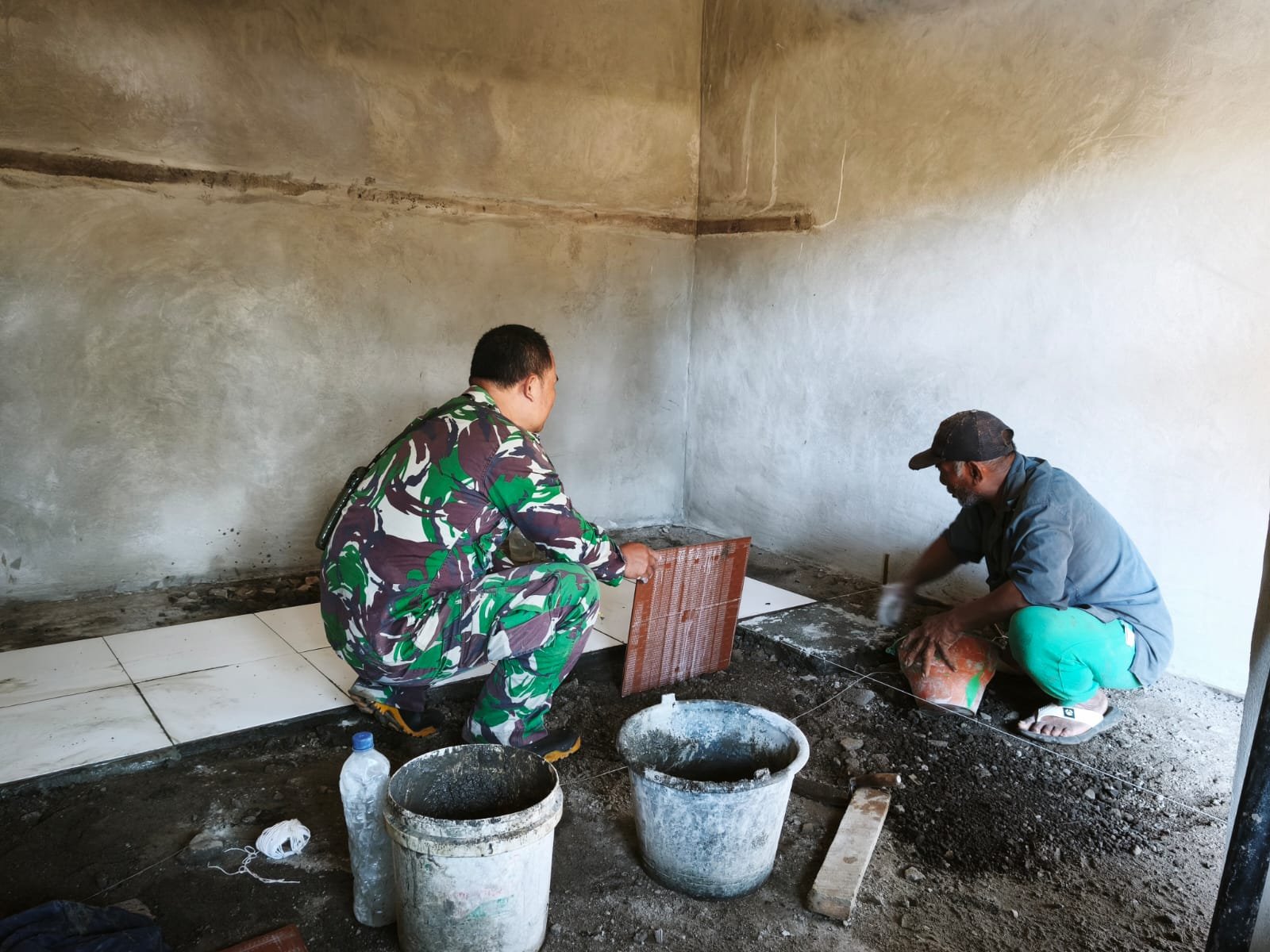 Gotong Royong Satgas dan Warga Percepat Penyelesaian RTLH Ketut Surija