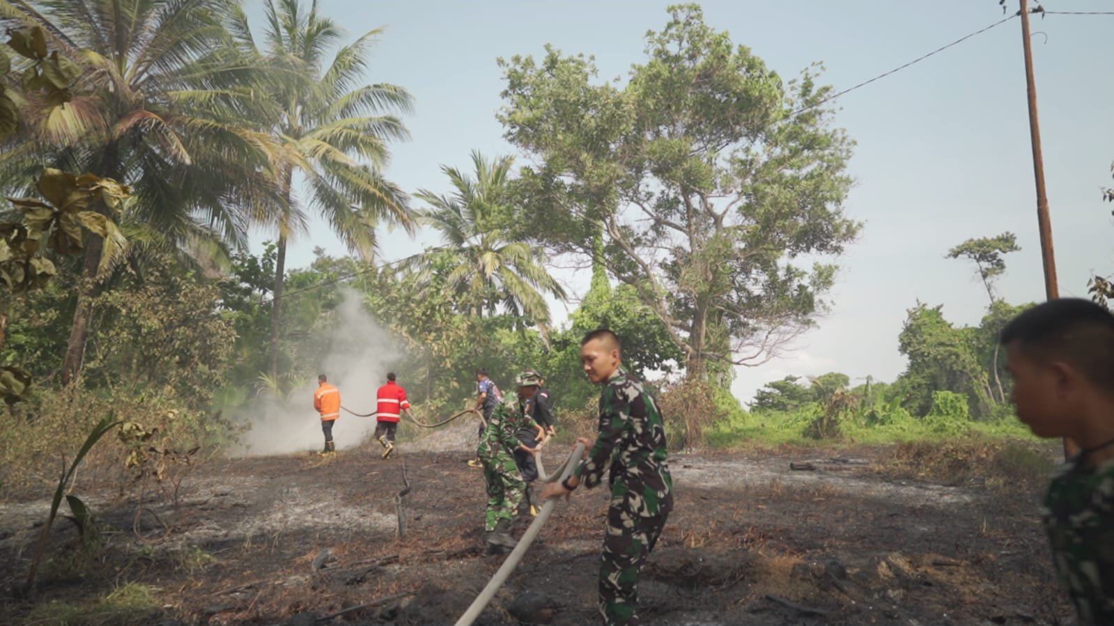 Satgas TMMD 129 Kodim 0413/Bangka Gerak Cepat Padamkan Kebakaran Lahan di Pantai Pulau Tiga Bio Deniang