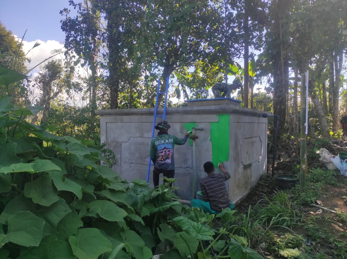 Satgas TMMD Ke-129 Kodim 1626/Bangli Percantik Bak Penampungan Air Bersih Lewat Pengecatan