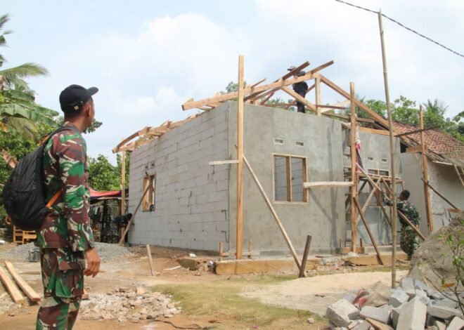 Gotong Royong Satgas TMMD dan Warga Percepat Pembangunan RLH di Desa Baru Raharja