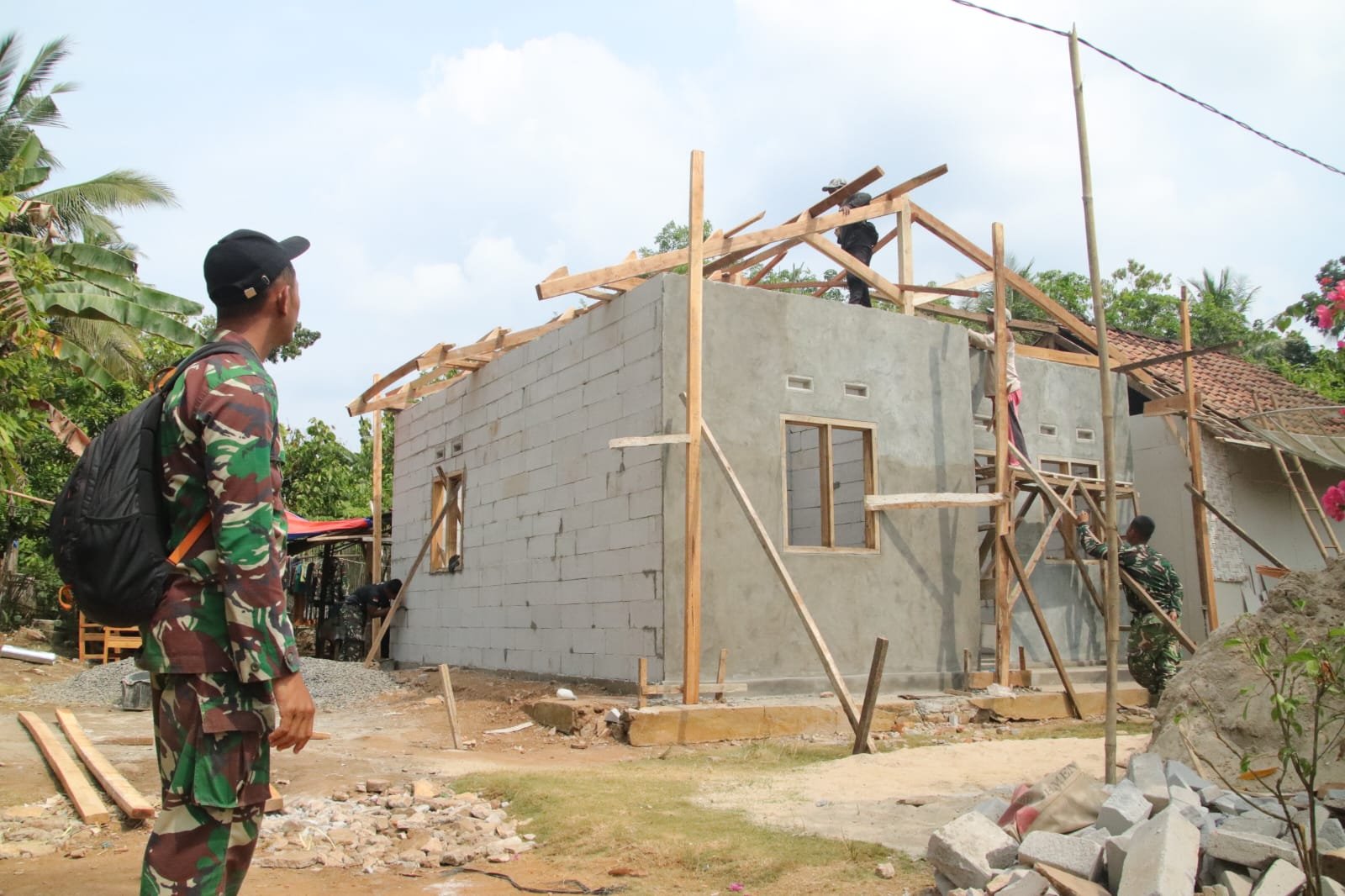 Gotong Royong Satgas TMMD dan Warga Percepat Pembangunan RLH di Desa Baru Raharja