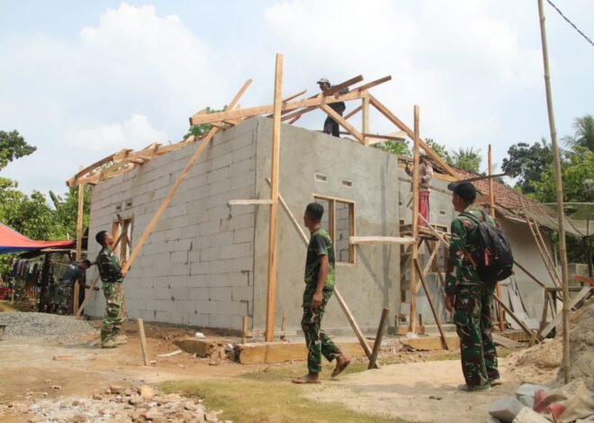 Satgas TMMD Ke-129 Kodim 0412/LU Mulai Pasang Rangka Atap RLH Milik Ibu Seri Astuti