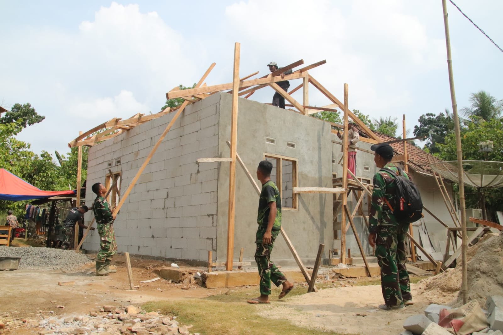 Satgas TMMD Ke-129 Kodim 0412/LU Mulai Pasang Rangka Atap RLH Milik Ibu Seri Astuti