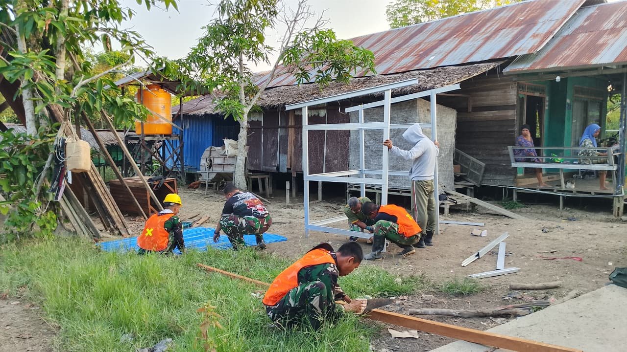 Gotong Royong Satgas TMMD dan Warga Warnai Pembangunan MCK di Tamban Catur