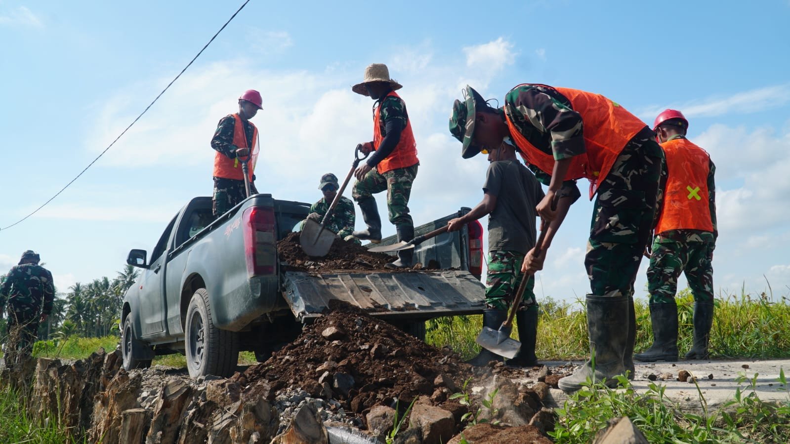 Satgas TMMD Ke-129 Kebut Peningkatan Becros Jalan 1,2 Kilometer di Desa Bandaraya