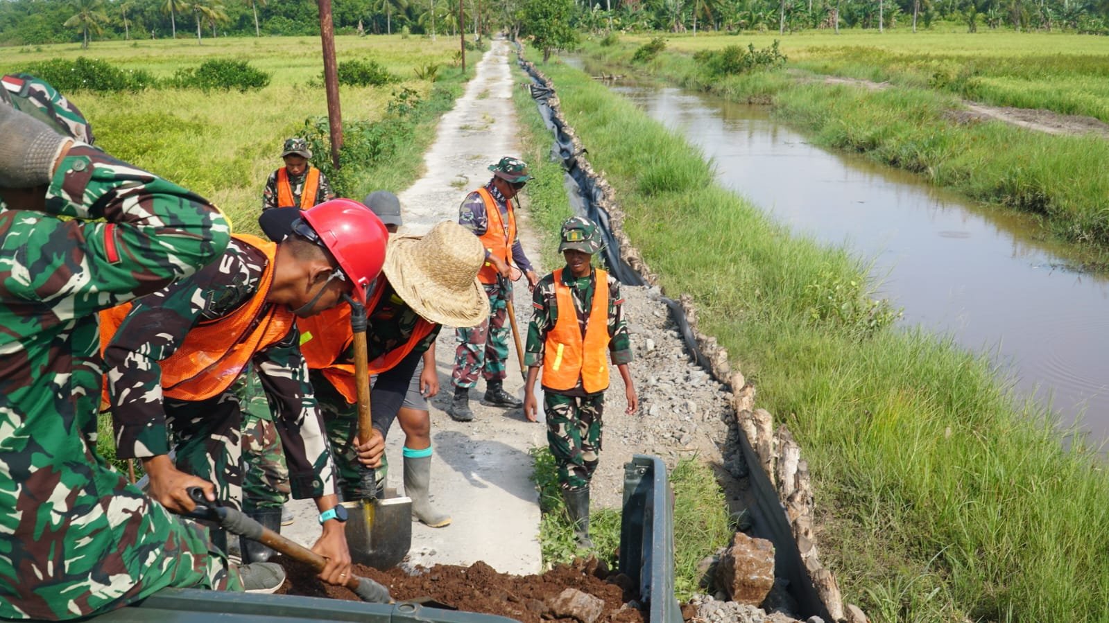 Gotong Royong TNI dan Warga Jadi Kunci Pembangunan Jalan TMMD di Tamban Catur