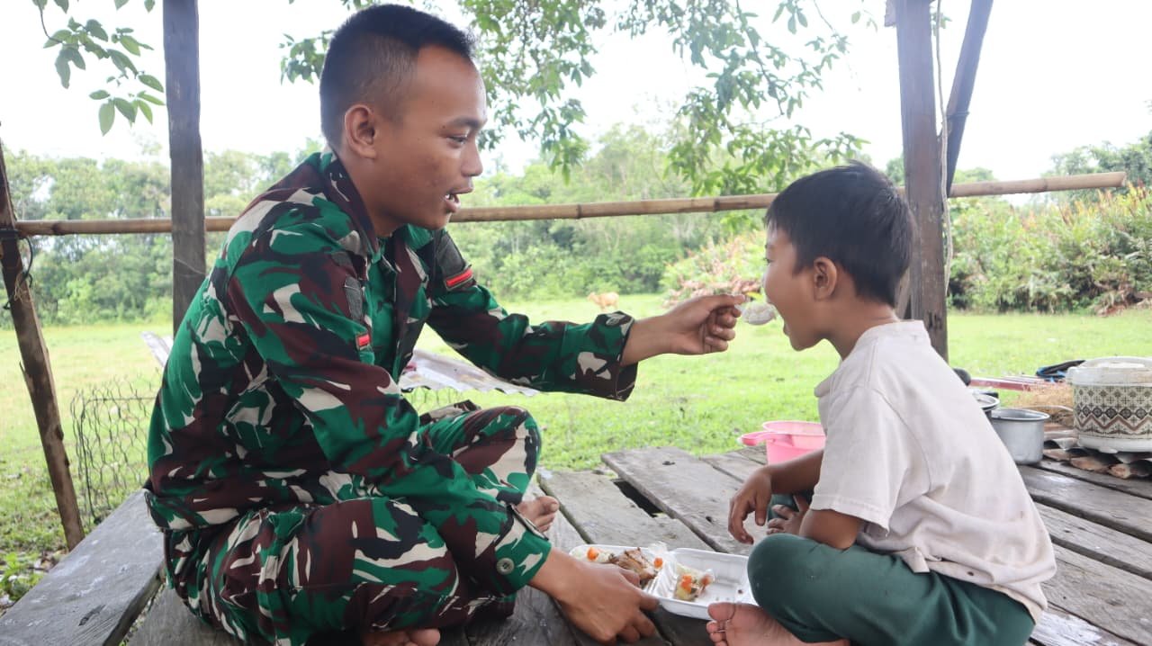 Asa di Beranda Desa Liang Bunyu, Potret Kehangatan Prada Rizki dan Bocah Nunukan di Sela TMMD ke-129