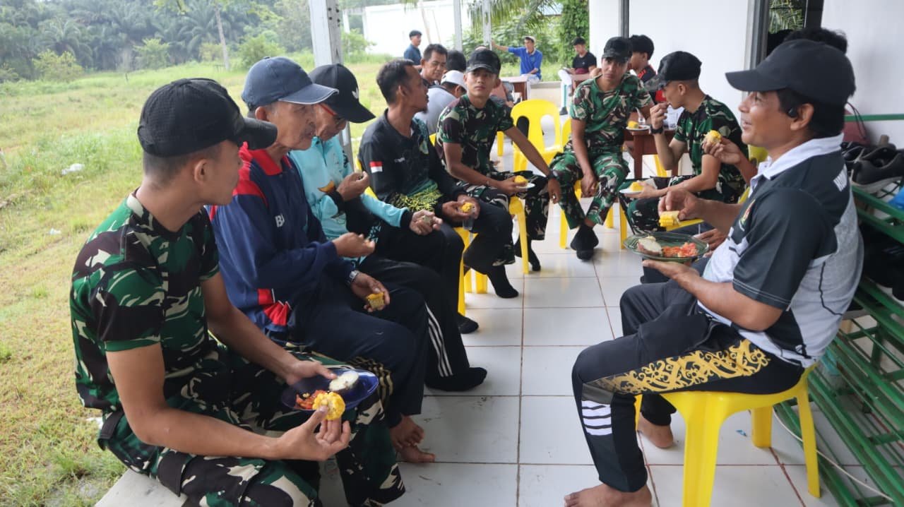 Jagung Rebus Jadi Perekat Kebersamaan, Satgas TMMD Ke-129 dan Warga Liang Bunyu Nikmati Momen Penuh Kekeluargaan