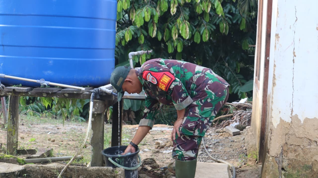 Turun ke Lokasi, Dansatgas TMMD Ke-129 Beri Motivasi Warga dan Personel yang Bergotong Royong Bangun Desa