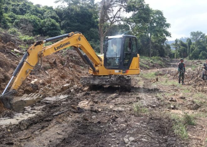 Excavator Terus Bekerja, Satgas TMMD Ke-129 Percepat Pembukaan Badan Jalan di Desa Liang Bunyu