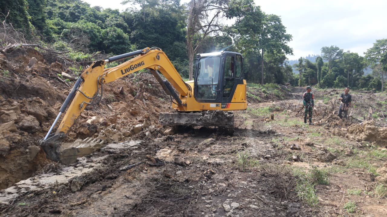 Excavator Terus Bekerja, Satgas TMMD Ke-129 Percepat Pembukaan Badan Jalan di Desa Liang Bunyu