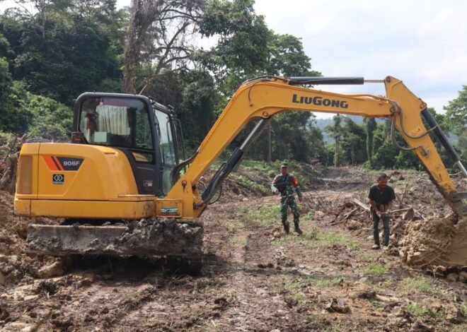 Gotong Royong di Tengah Lumpur, Satgas TMMD dan Warga Bersatu Wujudkan Jalan Baru Liang Bunyu