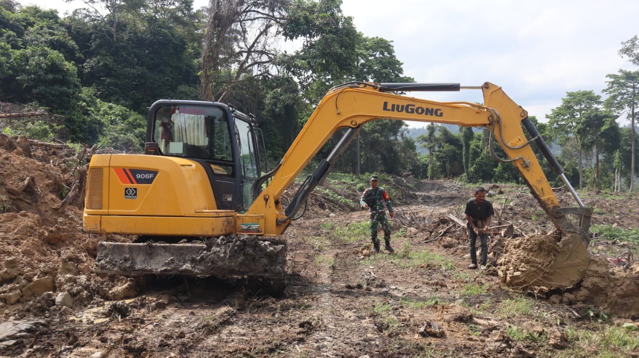 Gotong Royong di Tengah Lumpur, Satgas TMMD dan Warga Bersatu Wujudkan Jalan Baru Liang Bunyu