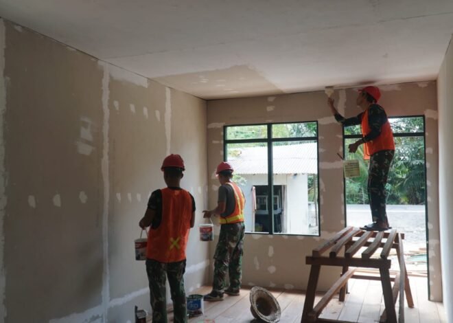 Gotong Royong Warnai Pengecatan Rumah Bapak Walianto dalam Program TMMD Ke-129