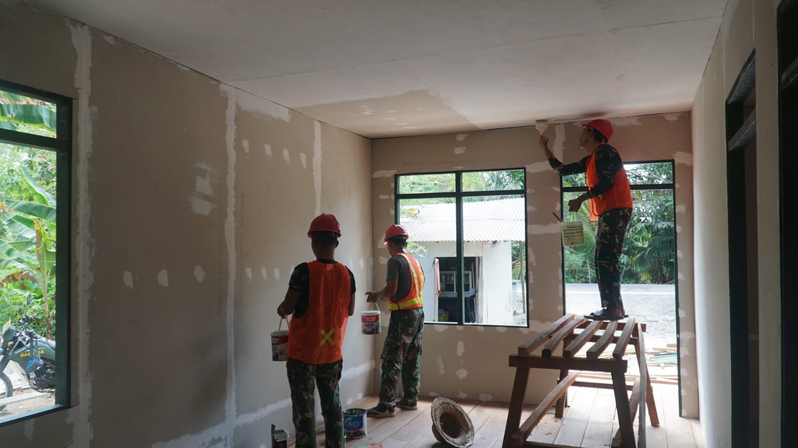 Gotong Royong Warnai Pengecatan Rumah Bapak Walianto dalam Program TMMD Ke-129