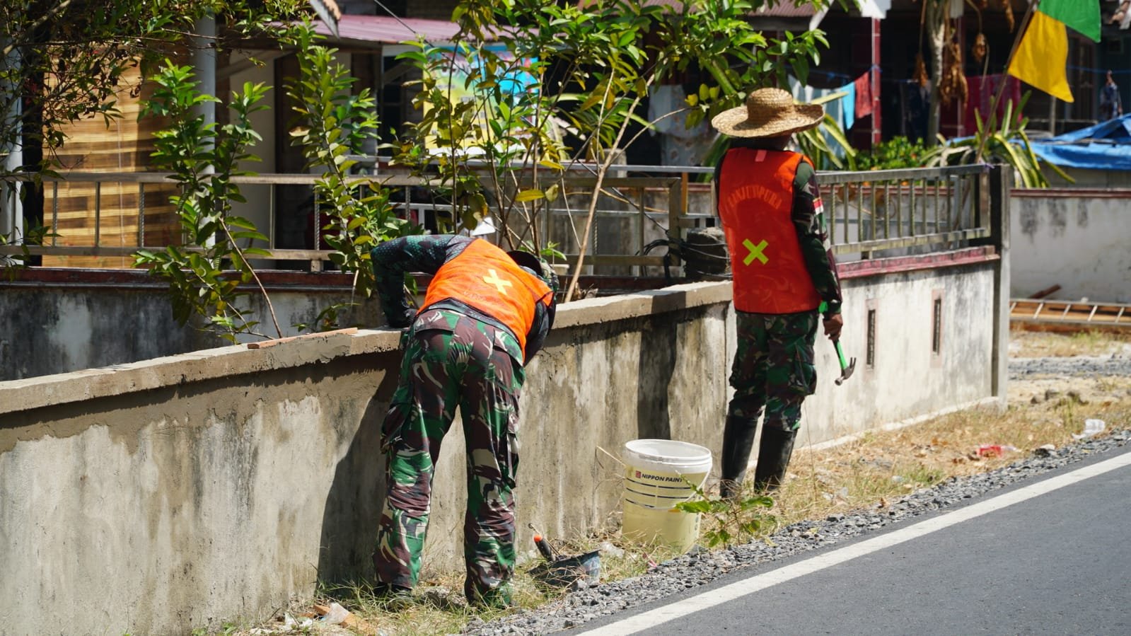 Satgas TMMD Ke-129 Kebut Finishing Musholla Darul Iman dengan Pemasangan Keramik