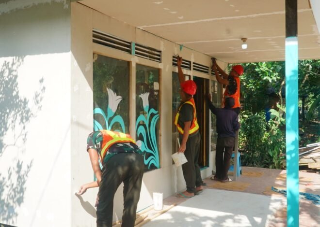 Satgas TMMD Ke-129 Masuki Tahap Finishing RTLH Ibu Wahida Melalui Pendempulan Kalsiboard