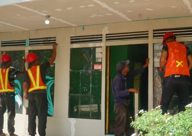 Gotong Royong Satgas dan Warga Percepat Pendempulan Dinding RTLH Ibu Wahida