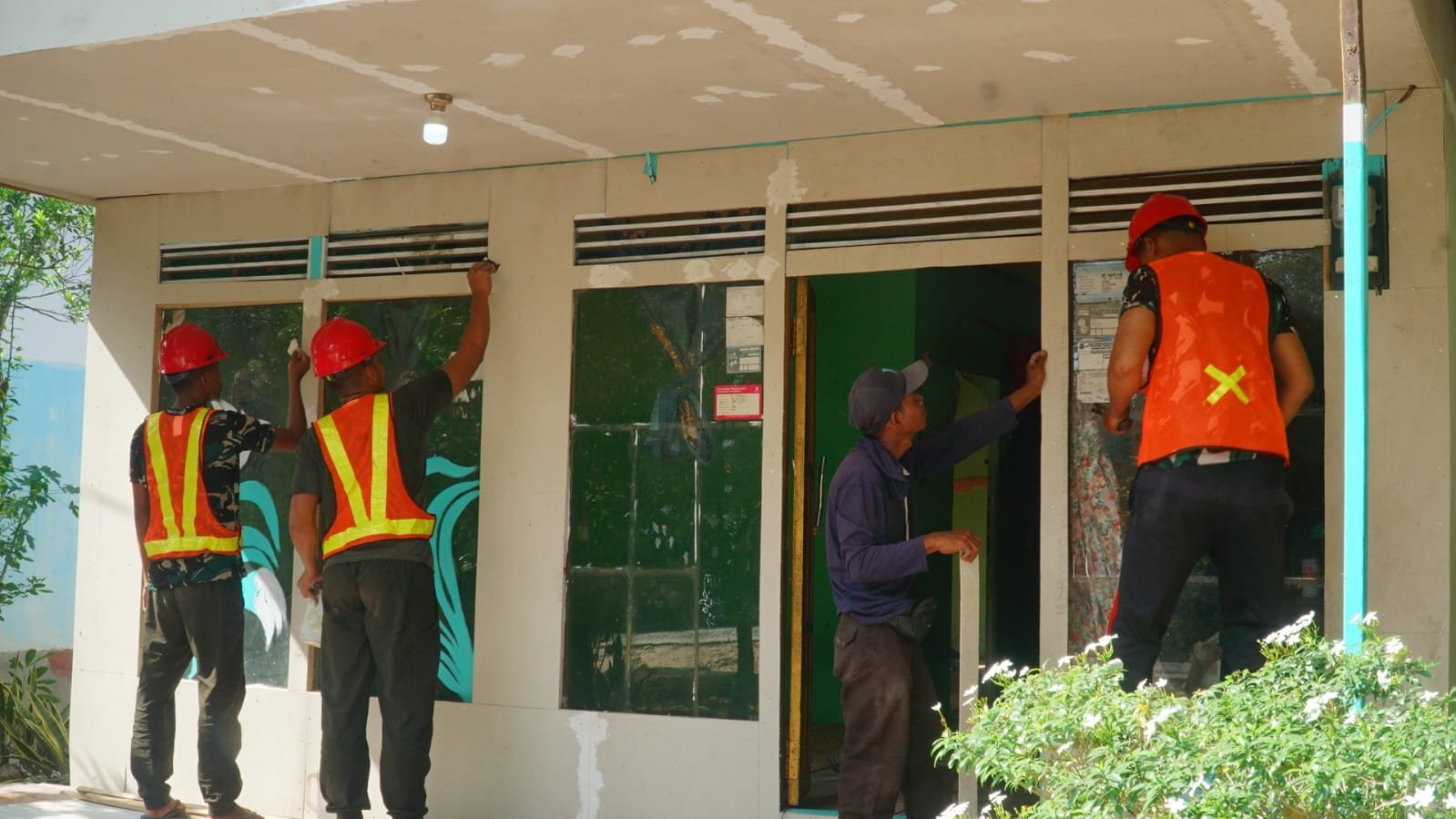 Gotong Royong Satgas dan Warga Percepat Pendempulan Dinding RTLH Ibu Wahida