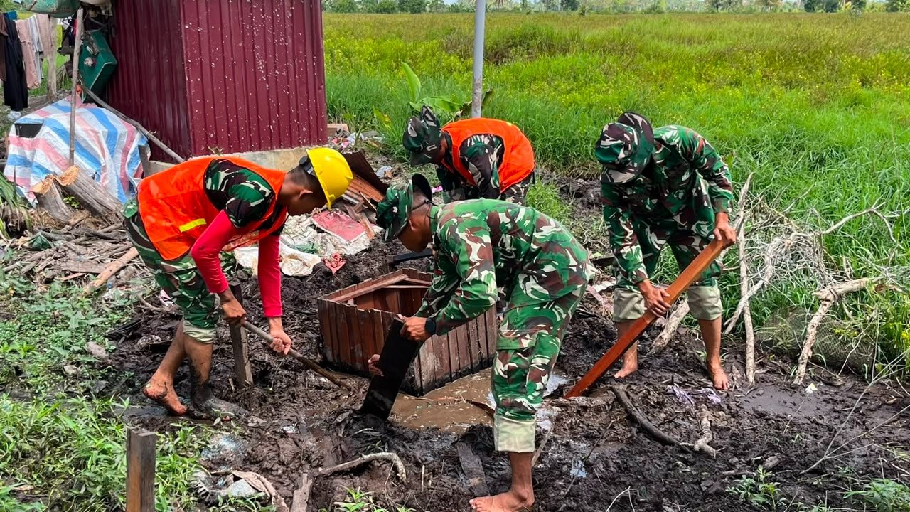 Satgas TMMD Ke-129 Kebut Penyelesaian MCK Ibu Jumiah dengan Pemasangan Septik Tank