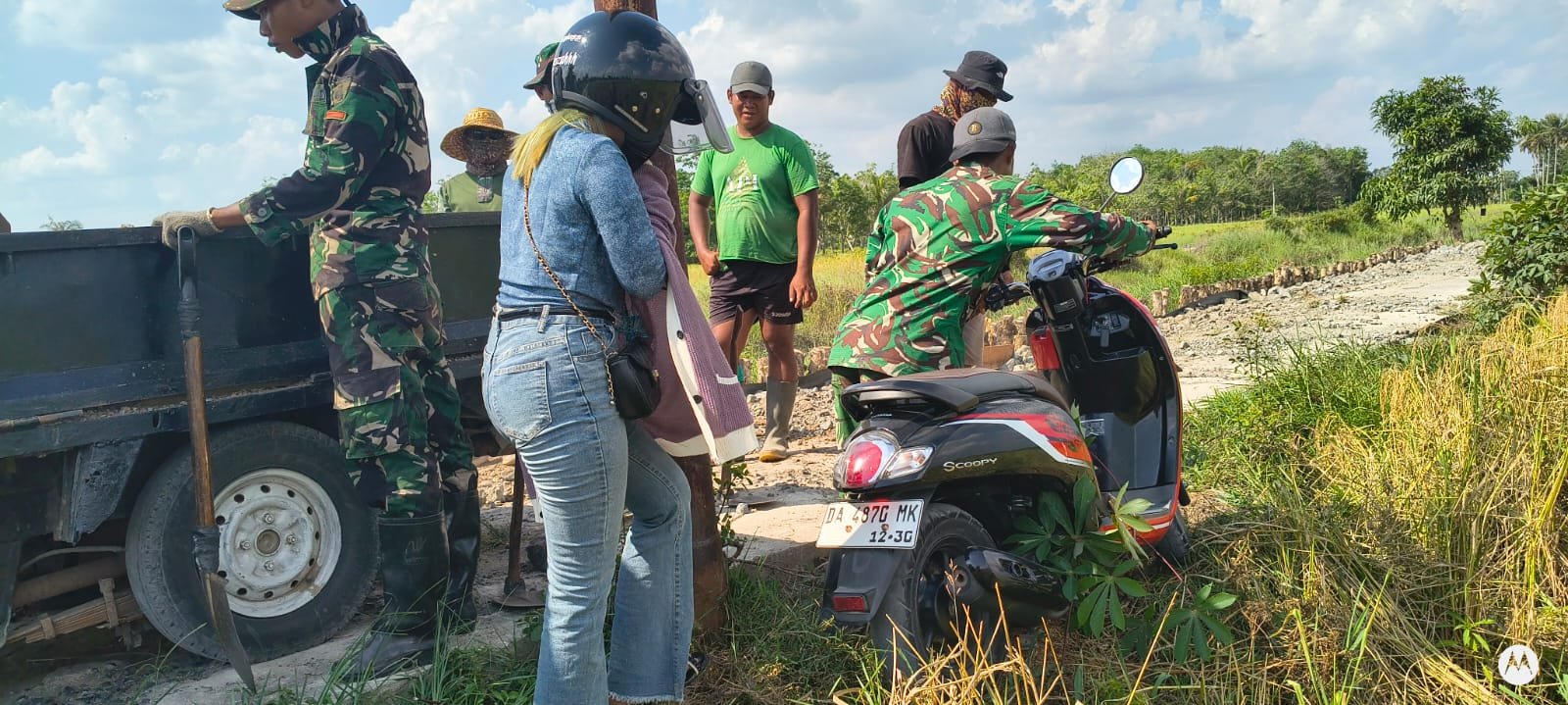 Satgas TMMD Ke-129 Sigap Bantu Warga Melintasi Jalan Rusak di Desa Bandaraya