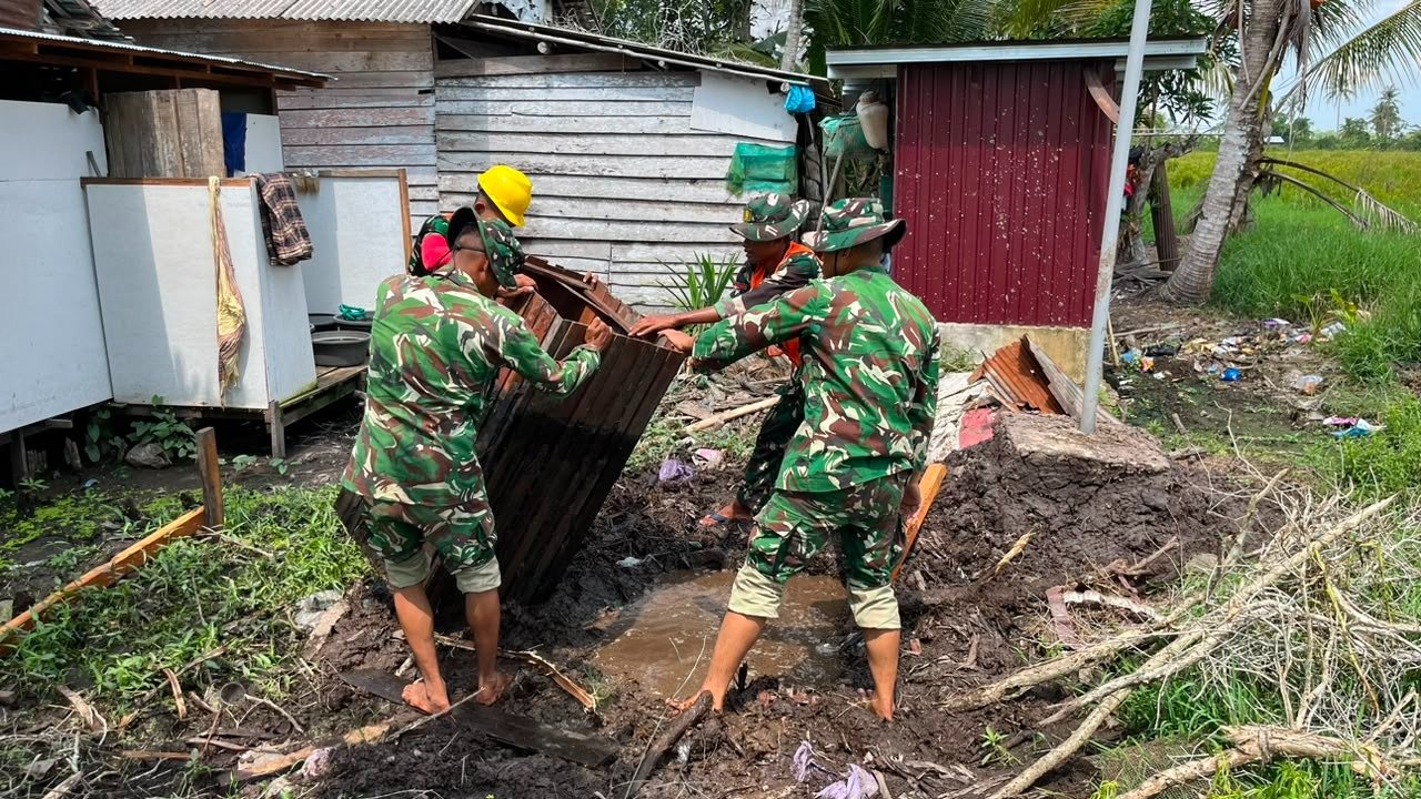 Gotong Royong Satgas dan Warga Percepat Pembangunan MCK di Rumah Ibu Jumiah