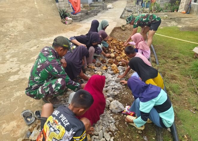 Hari Libur, Anak-anak SD Berinisiatif Bantu Satgas TMMD Meratakan Batu Rabat Beton