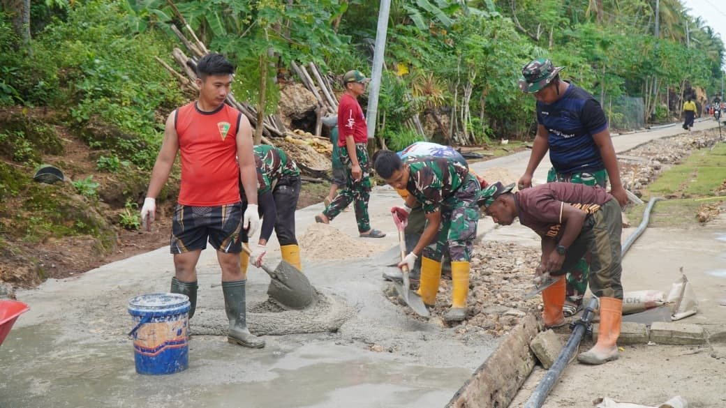 TMMD Ke-129 Terus Kerjakan Rabat Jalan Beton di Desa Polewali