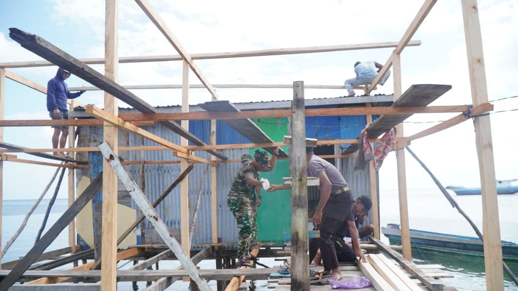 Pemasangan Rangka Kayu RTLH Ibu Samsia di Desa Umbele Terus Dikebut