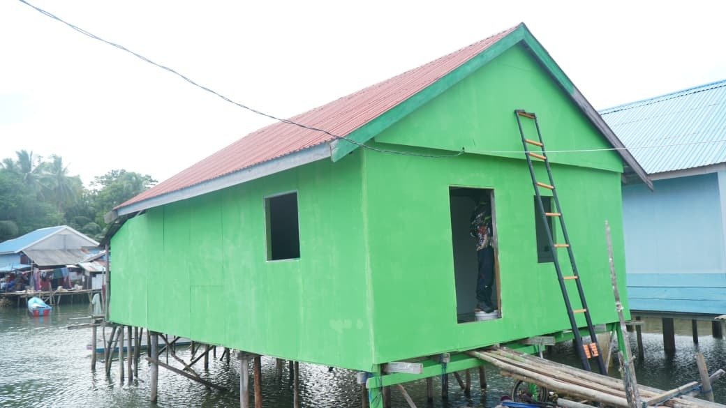 Pengecatan RTLH Milik Ibu Salawiah di Desa Polewali Terus Berlanjut
