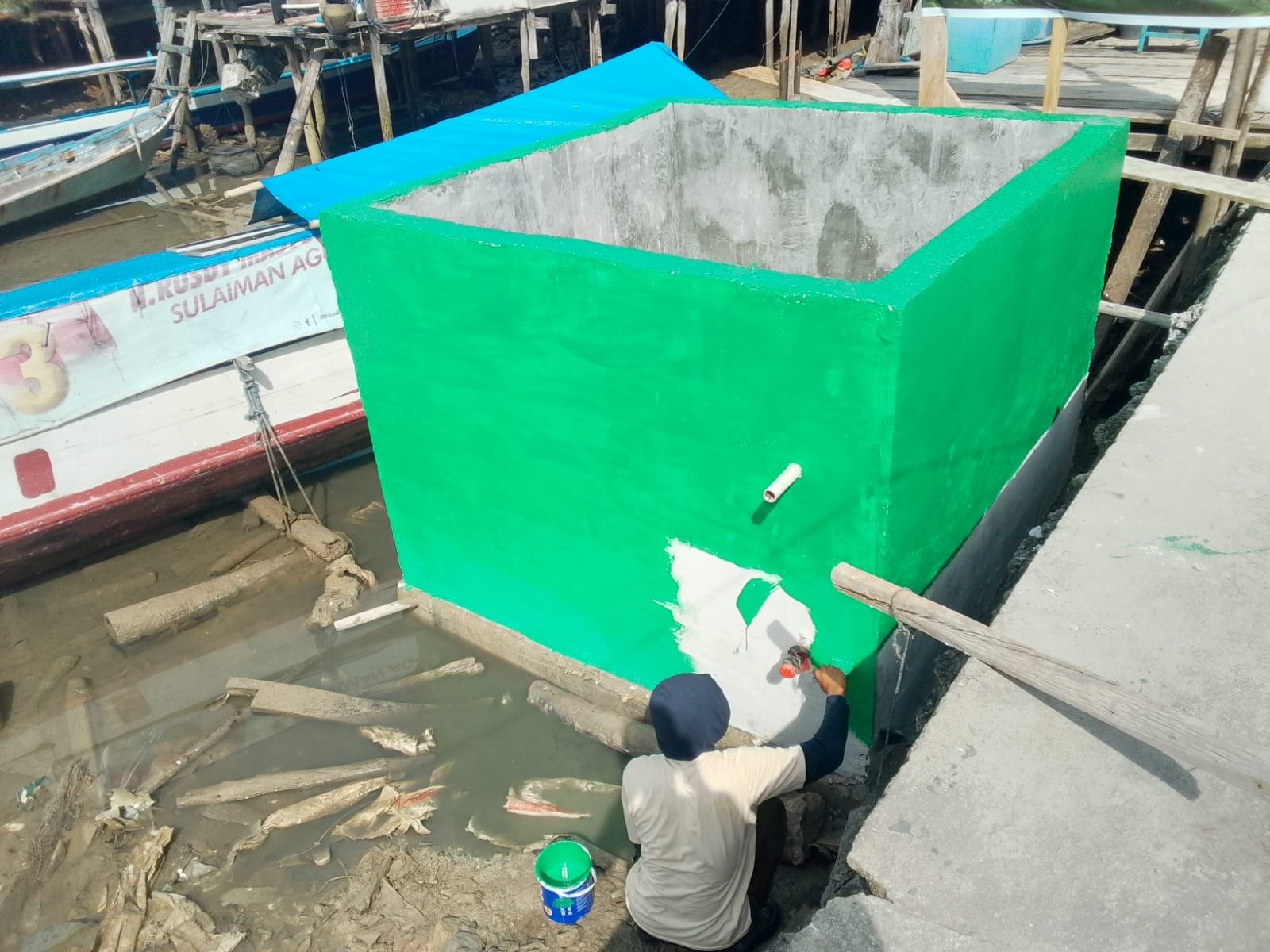 Pengecatan Bak Penampungan Air Manunggal Air di Desa Umbele Terus Dilanjutkan