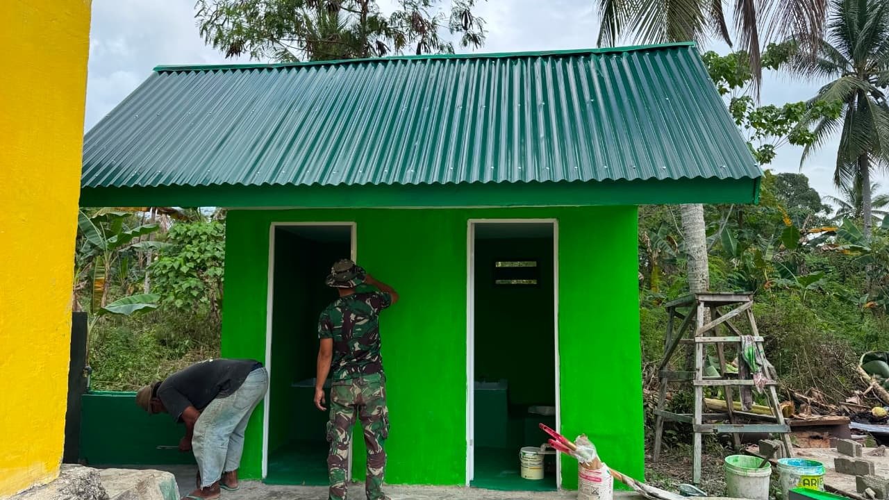 Satgas TMMD Ke-129 Lanjutkan Pengecatan MCK SDN Umbele di Desa Pulau Dua