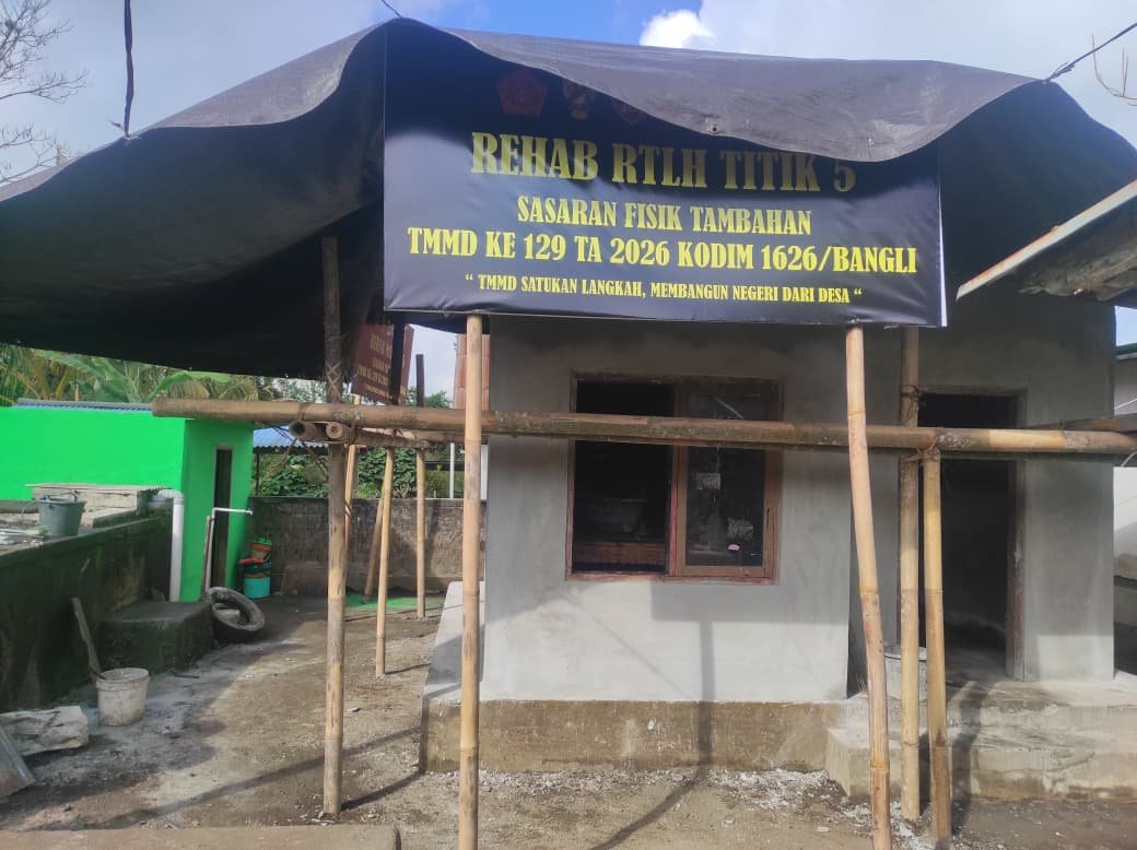 Kabut Kintamani Tak Surutkan Semangat Satgas TMMD Ke-129 Rehabilitasi Rumah Warga