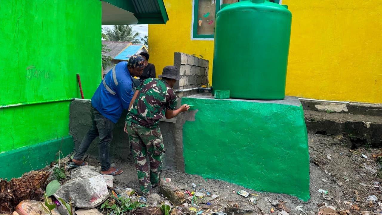 Satgas TMMD Ke-129 Lanjutkan Pengecatan Tandon Air di SDN Umbele Desa Pulau Dua